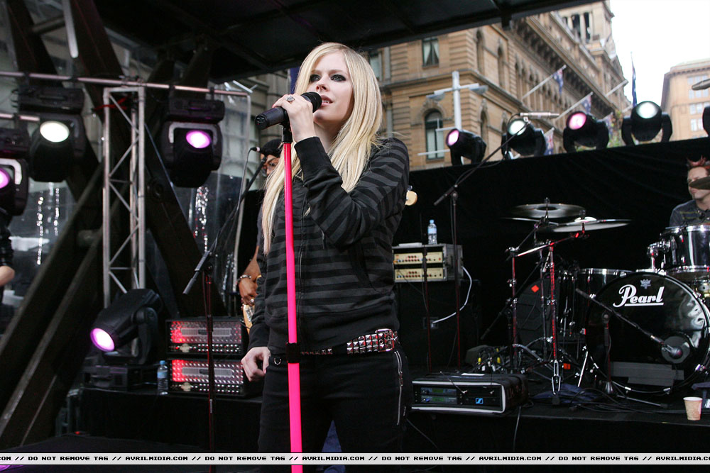 avrillavigne-2007sydneysunriseconcert8may-01tc_copy.jpg