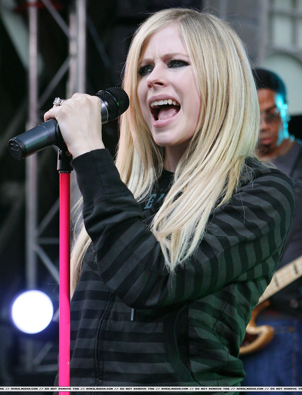 avrillavigne-2007sydneysunriseconcert8may-03tc_copy.jpg