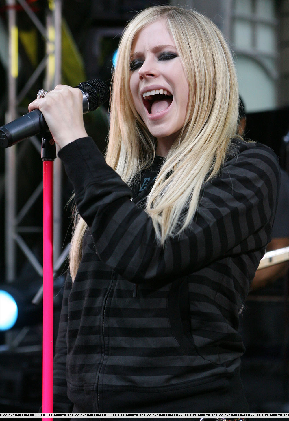 avrillavigne-2007sydneysunriseconcert8may-04tc_copy.jpg