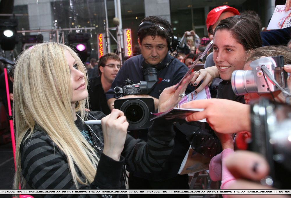 avrillavigne-2007sydneysunriseconcert8may-12tc_copy.jpg