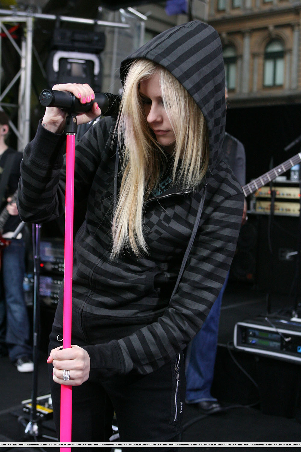 avrillavigne-2007sydneysunriseconcert8may-13tc_copy.jpg