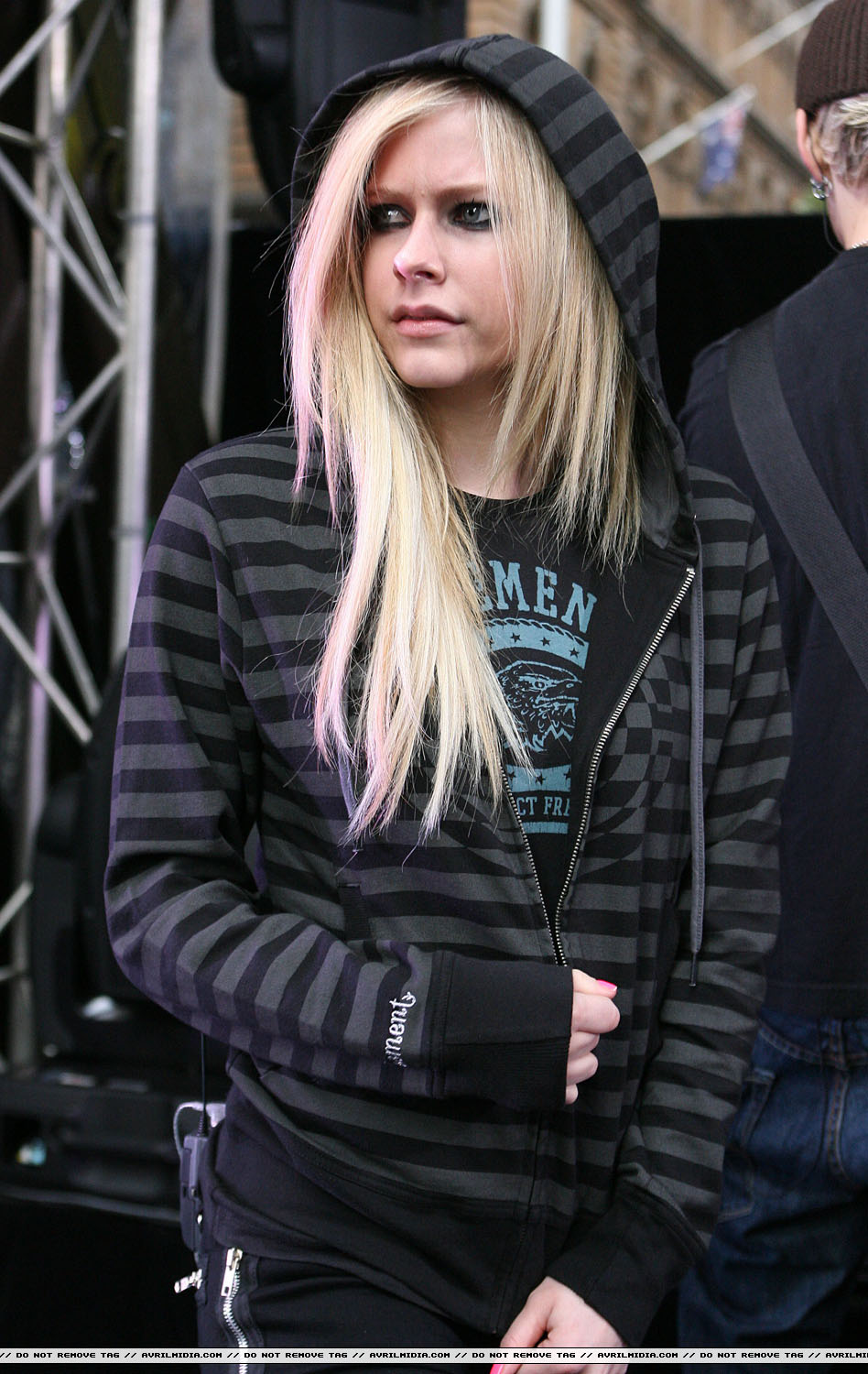 avrillavigne-2007sydneysunriseconcert8may-16tc_copy.jpg