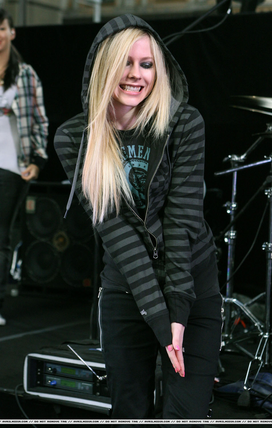 avrillavigne-2007sydneysunriseconcert8may-18tc_copy.JPG