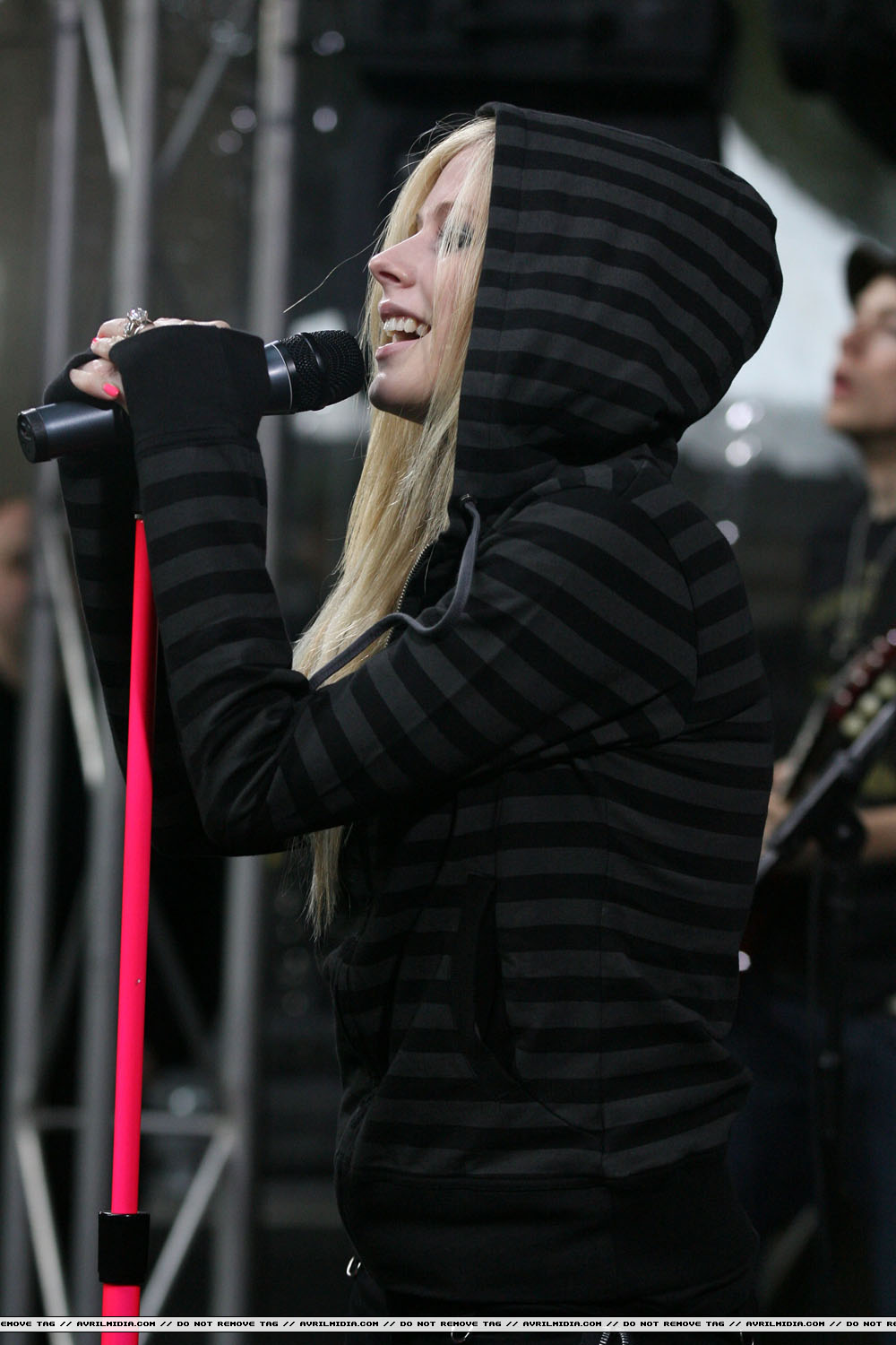 avrillavigne-2007sydneysunriseconcert8may-19tc_copy.jpg