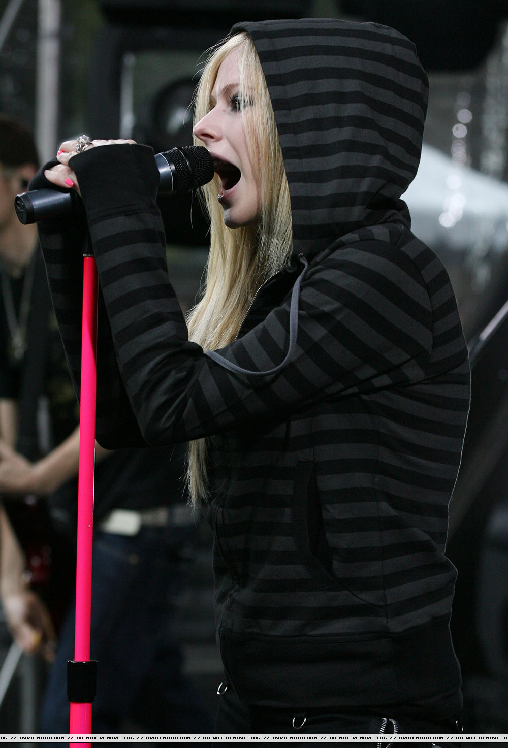 avrillavigne-2007sydneysunriseconcert8may-20tc_copy.jpg