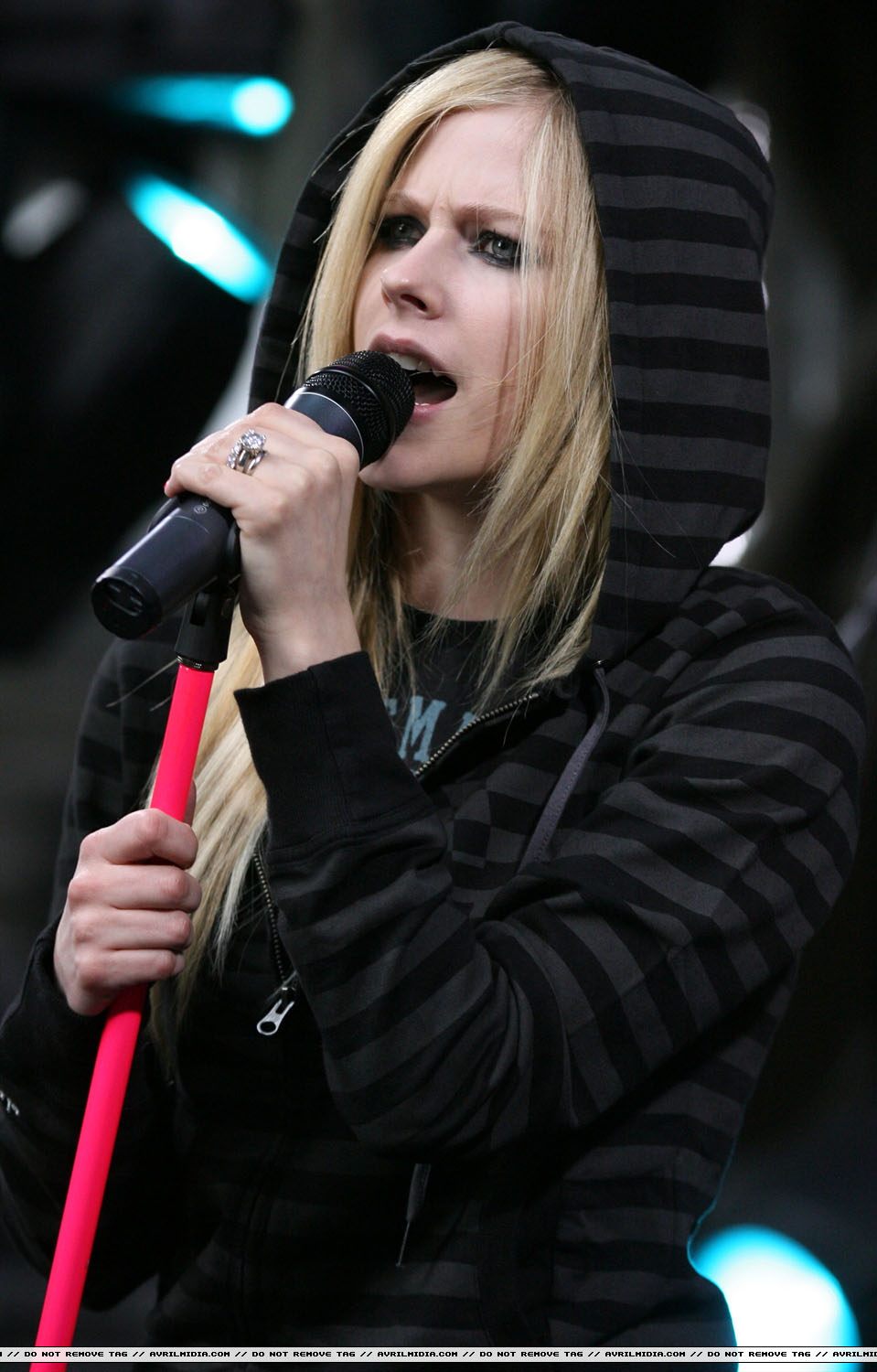 avrillavigne-2007sydneysunriseconcert8may-26tc_copy.JPG