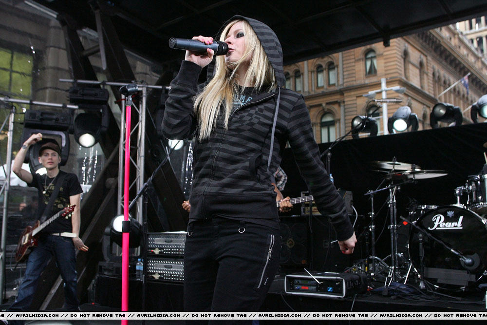 avrillavigne-2007sydneysunriseconcert8may-30tc_copy.jpg