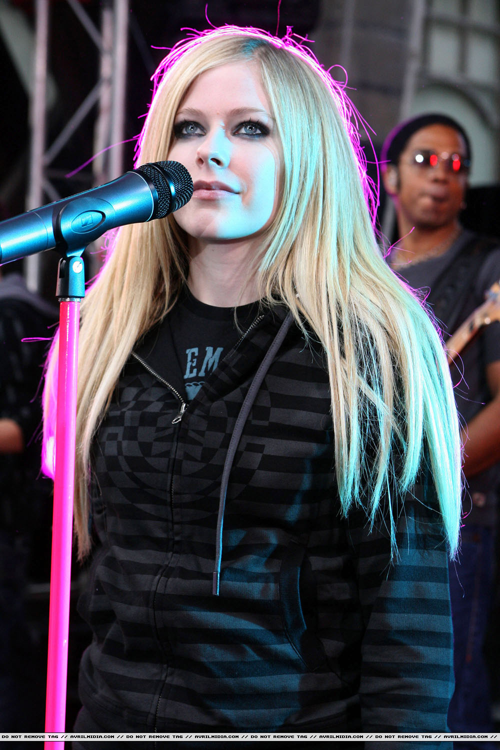 avrillavigne-2007sydneysunriseconcert8may-34tc_copy.jpg