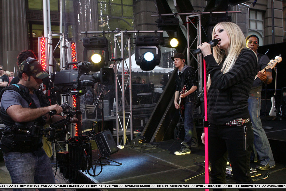 avrillavigne-2007sydneysunriseconcert8may-39tc_copy.jpg