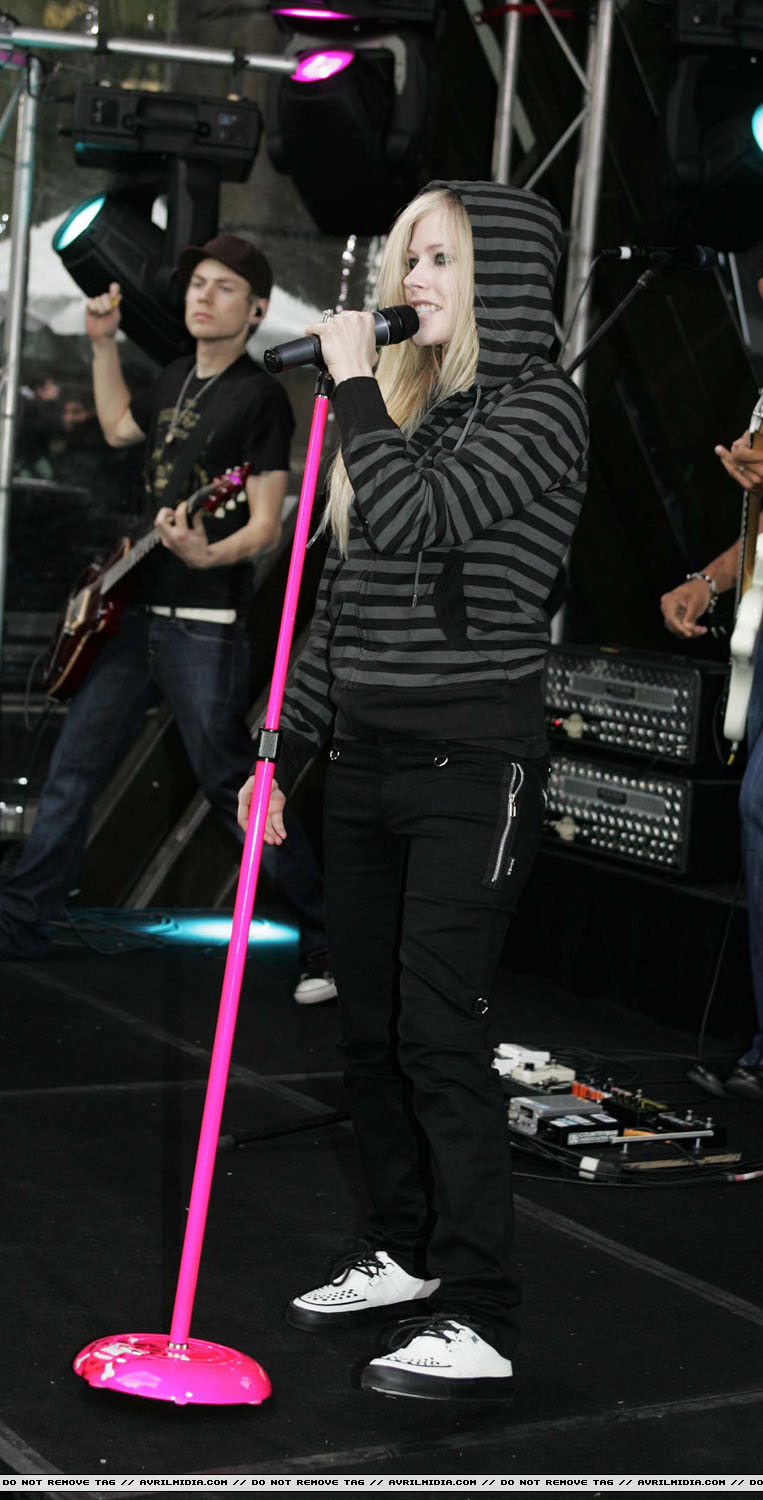 avrillavigne-2007sydneysunriseconcert8may-45tc_copy.jpg