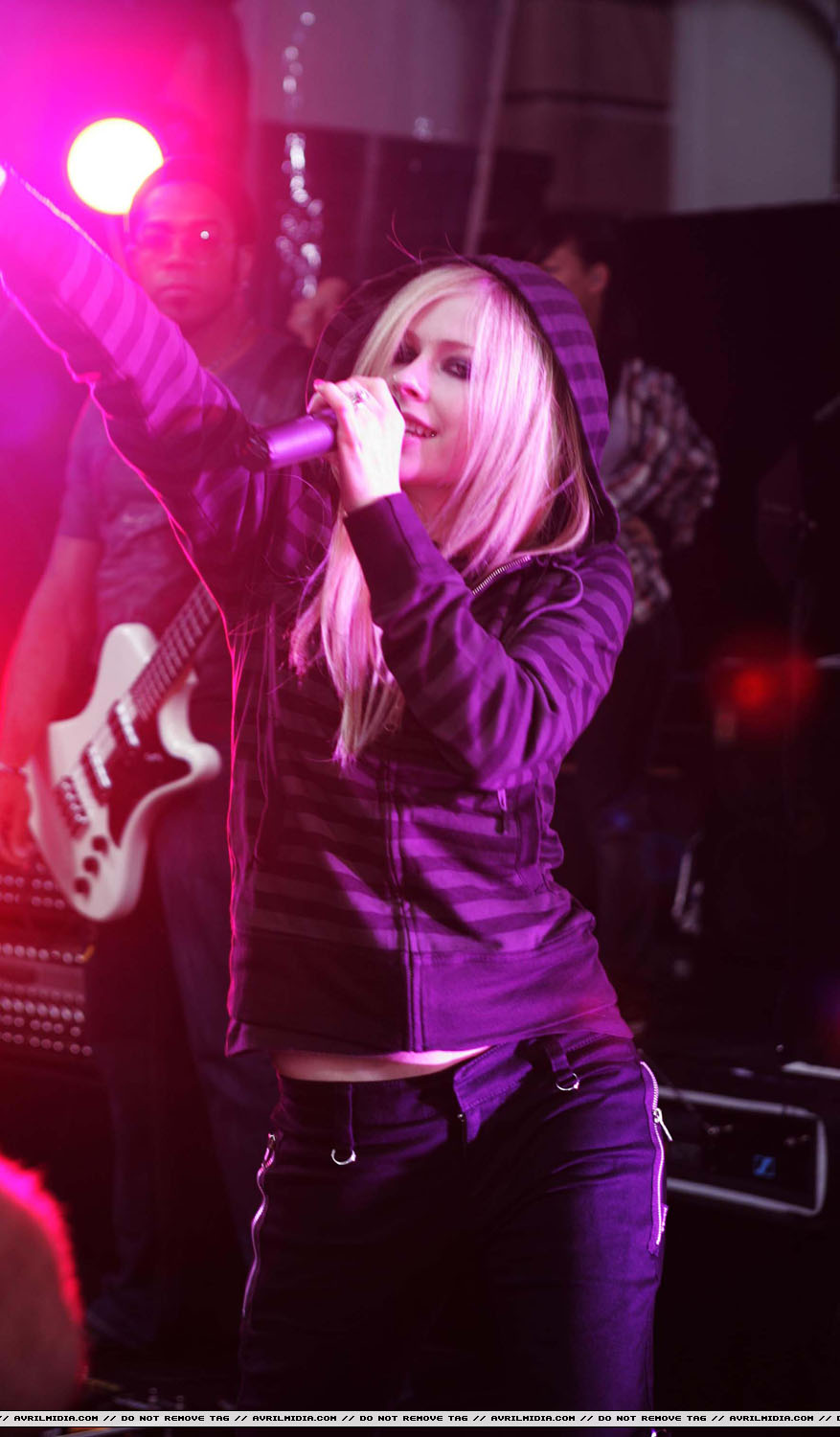 avrillavigne-2007sydneysunriseconcert8may-50tc_copy.jpg