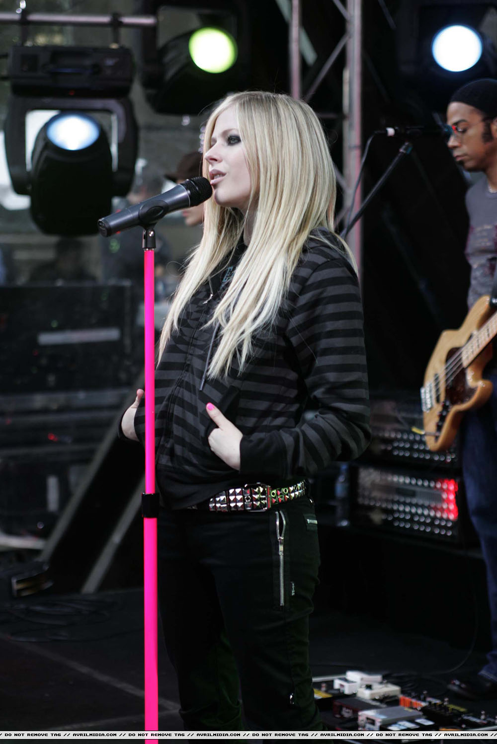 avrillavigne-2007sydneysunriseconcert8may-52tc_copy.jpg