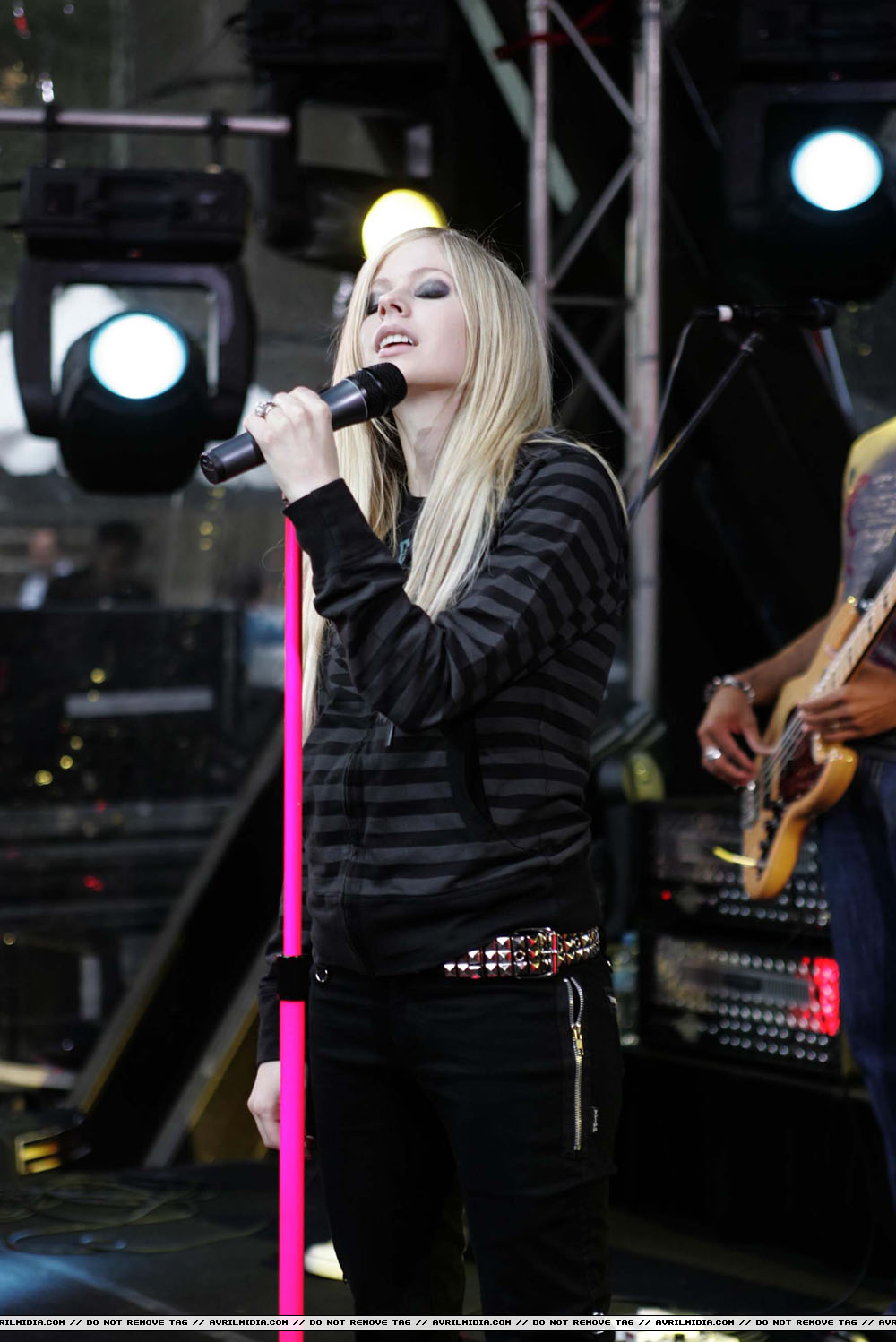 avrillavigne-2007sydneysunriseconcert8may-53tc_copy.jpg