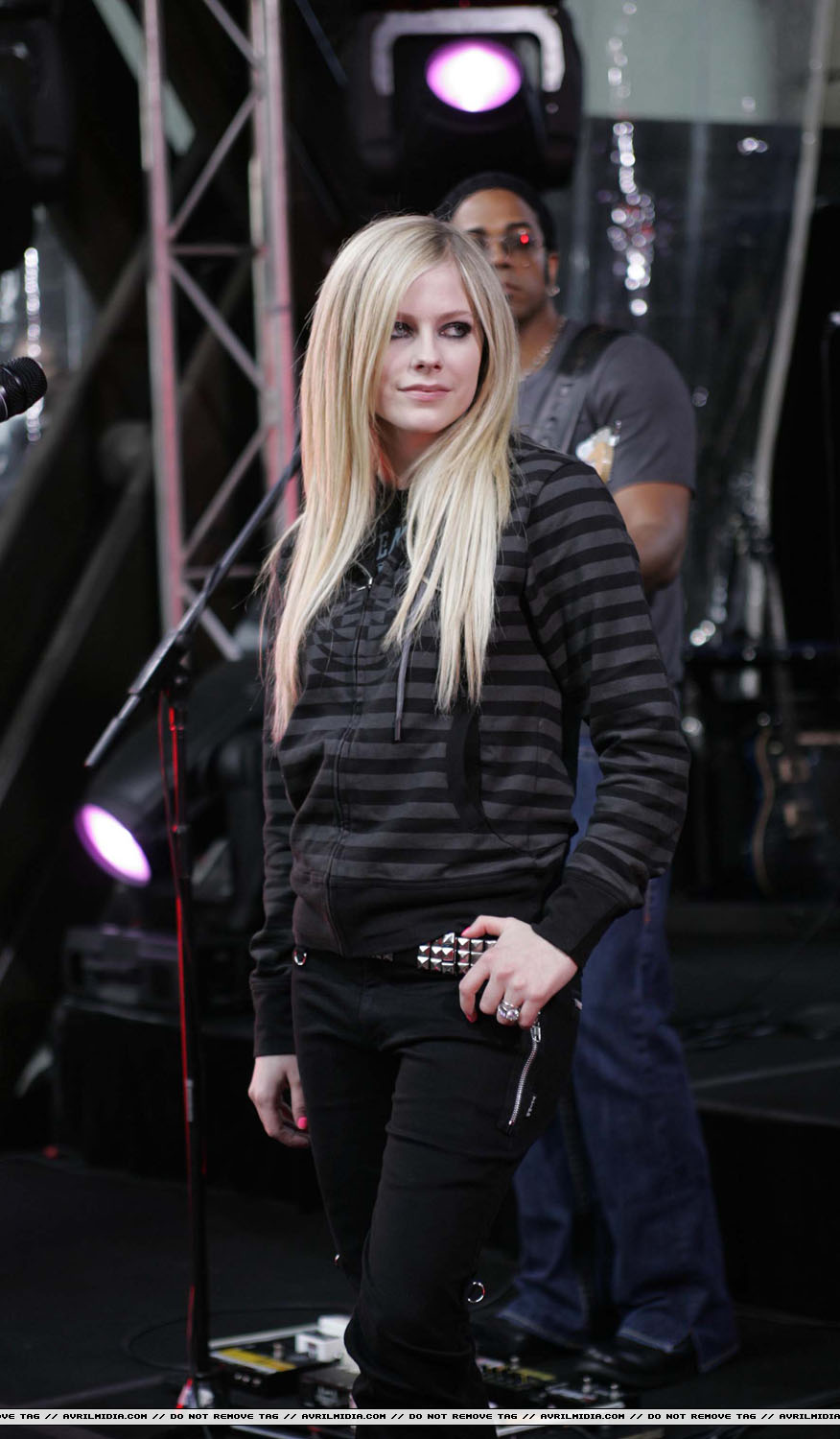 avrillavigne-2007sydneysunriseconcert8may-57tc_copy.jpg