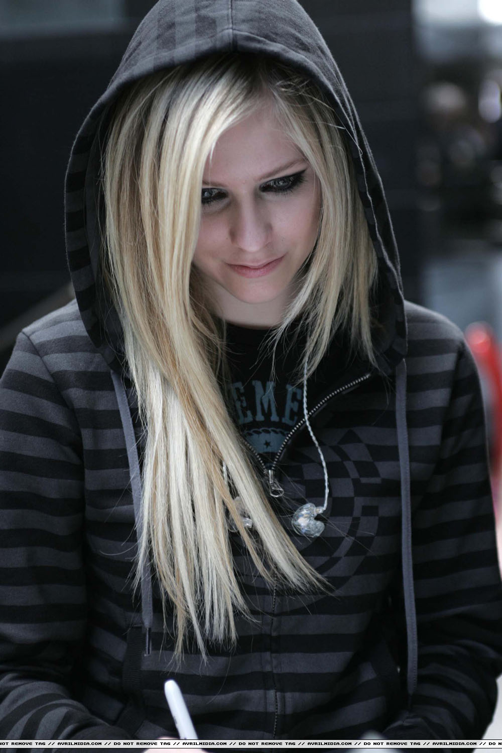 avrillavigne-2007sydneysunriseconcert8may-65tc_copy.jpg