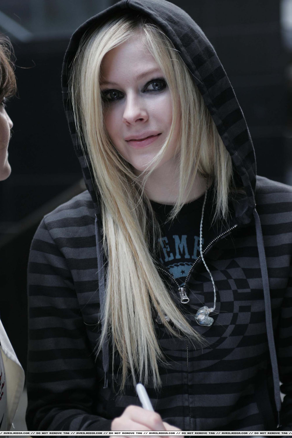 avrillavigne-2007sydneysunriseconcert8may-66tc_copy.jpg