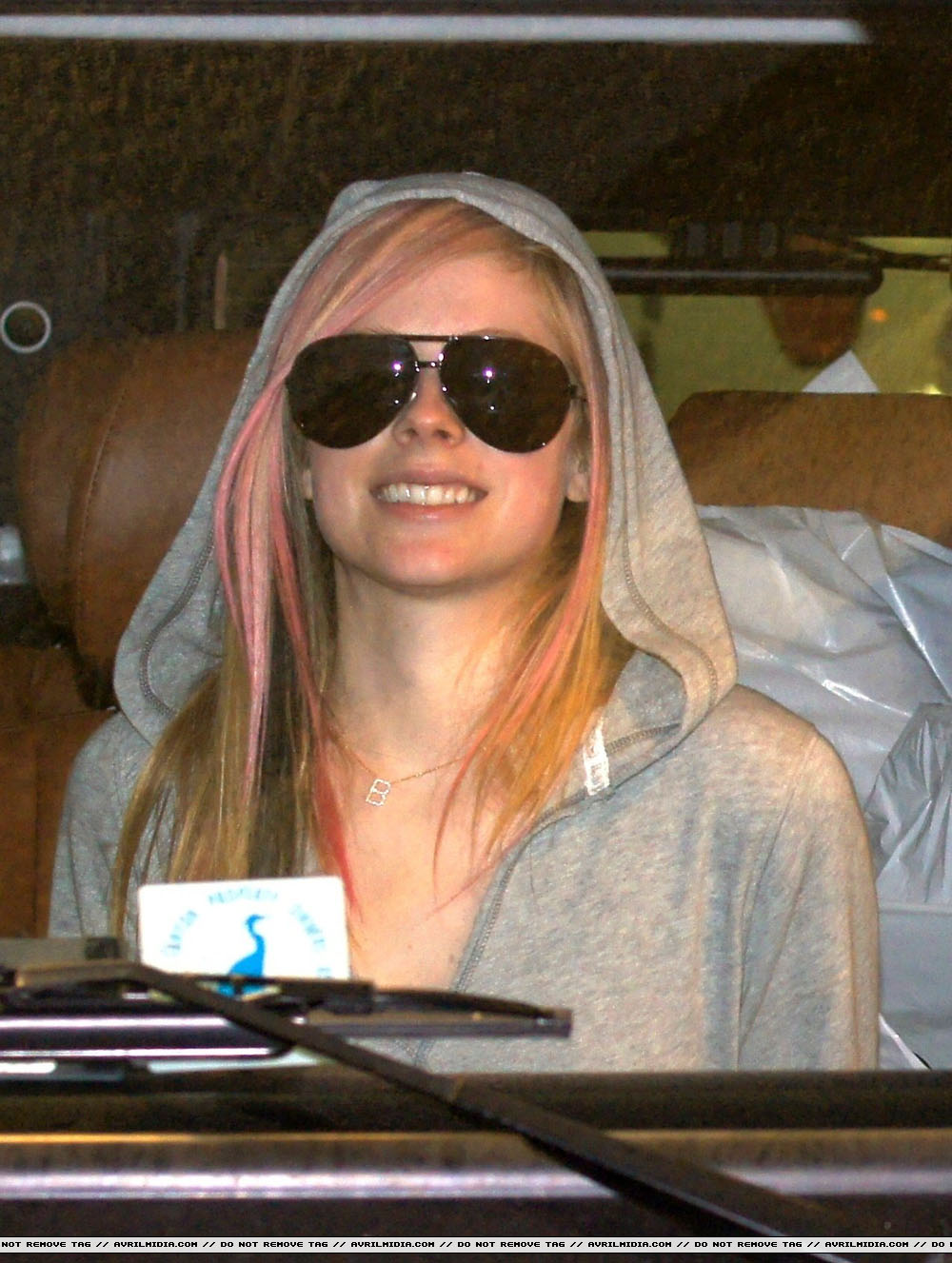 avrillavigne-2010losangelescandids20nov-18tc_copy_copy.JPG