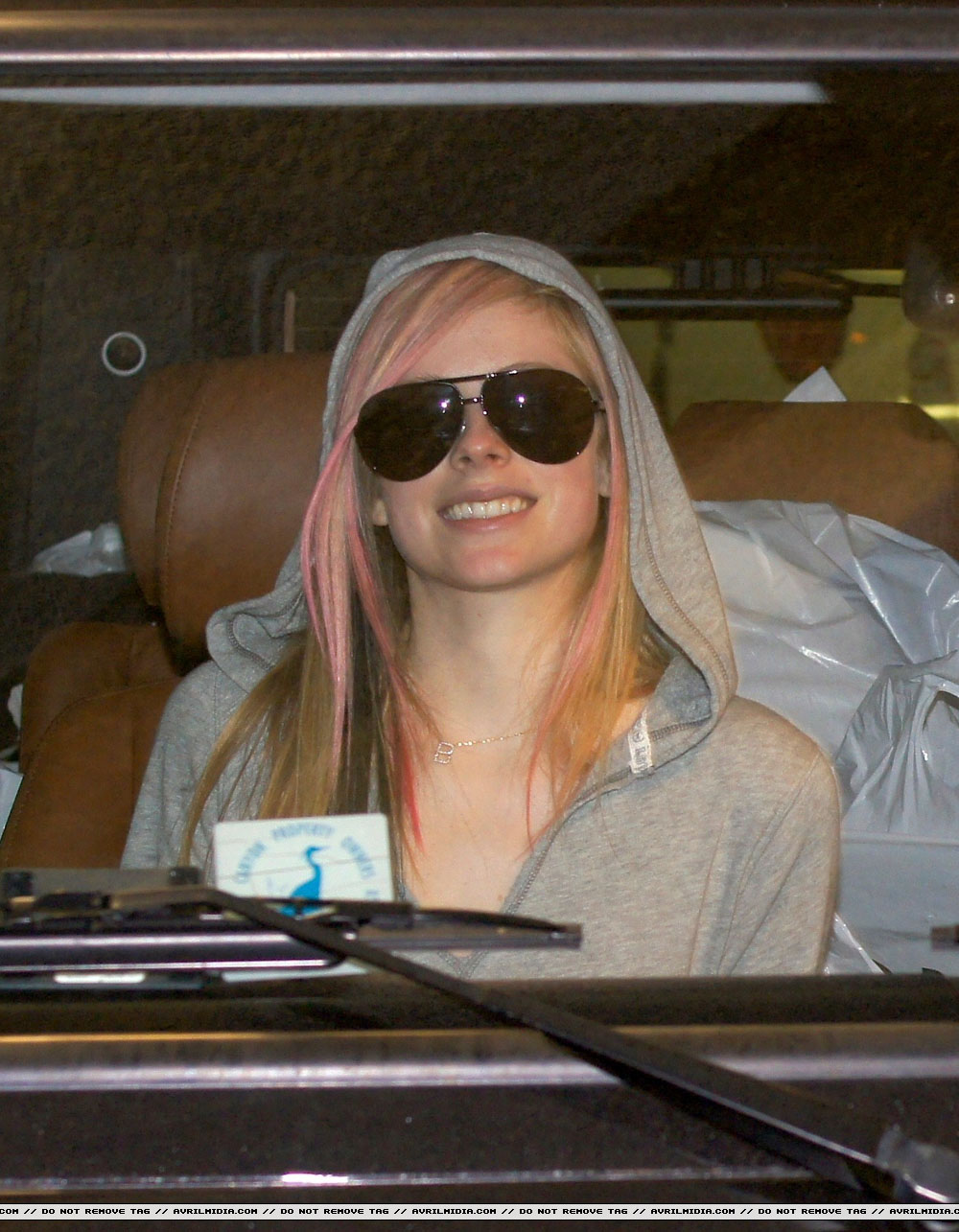 avrillavigne-2010losangelescandids20nov-19tc_copy_copy.jpg