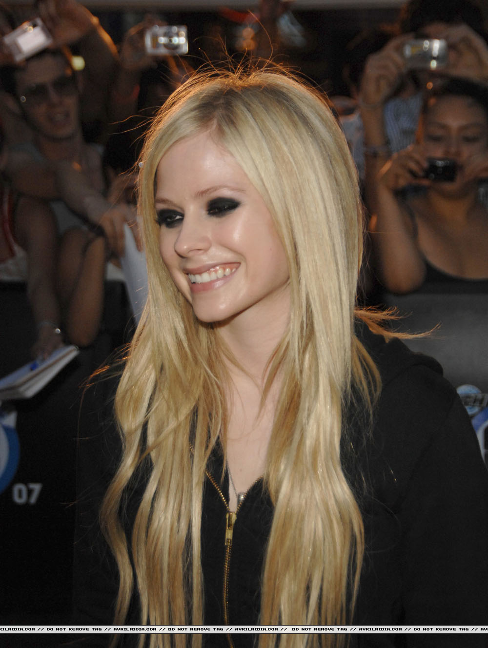 avrillavigne-2007muchmusicawardscarpet17jun-30tc.jpg