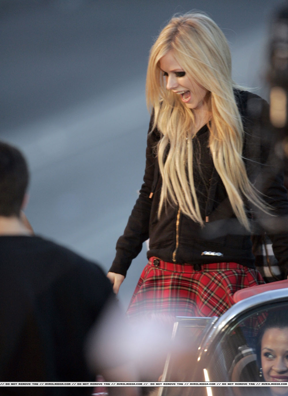 avrillavigne-2007muchmusicawardscarpet17jun-40tc.jpg