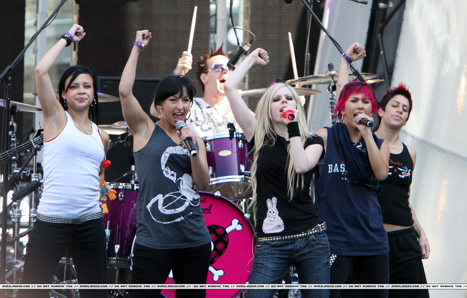 avrillavigne-2007muchmusicawardsrehearsal17jun-27t.jpg