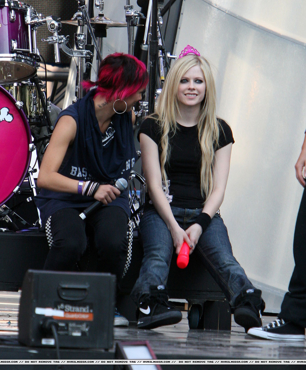 avrillavigne-2007muchmusicawardsrehearsal17jun-31t.jpg