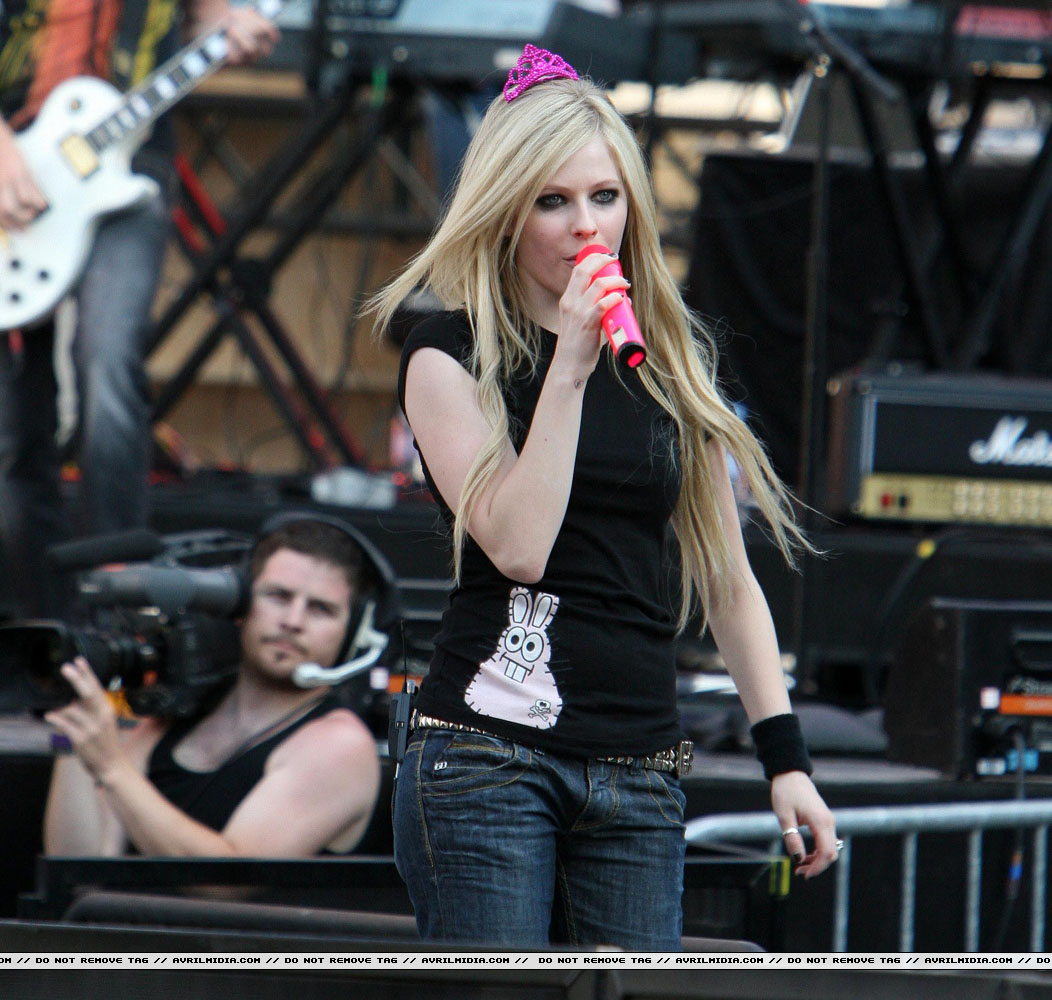 avrillavigne-2007muchmusicawardsrehearsal17jun-35t.jpg