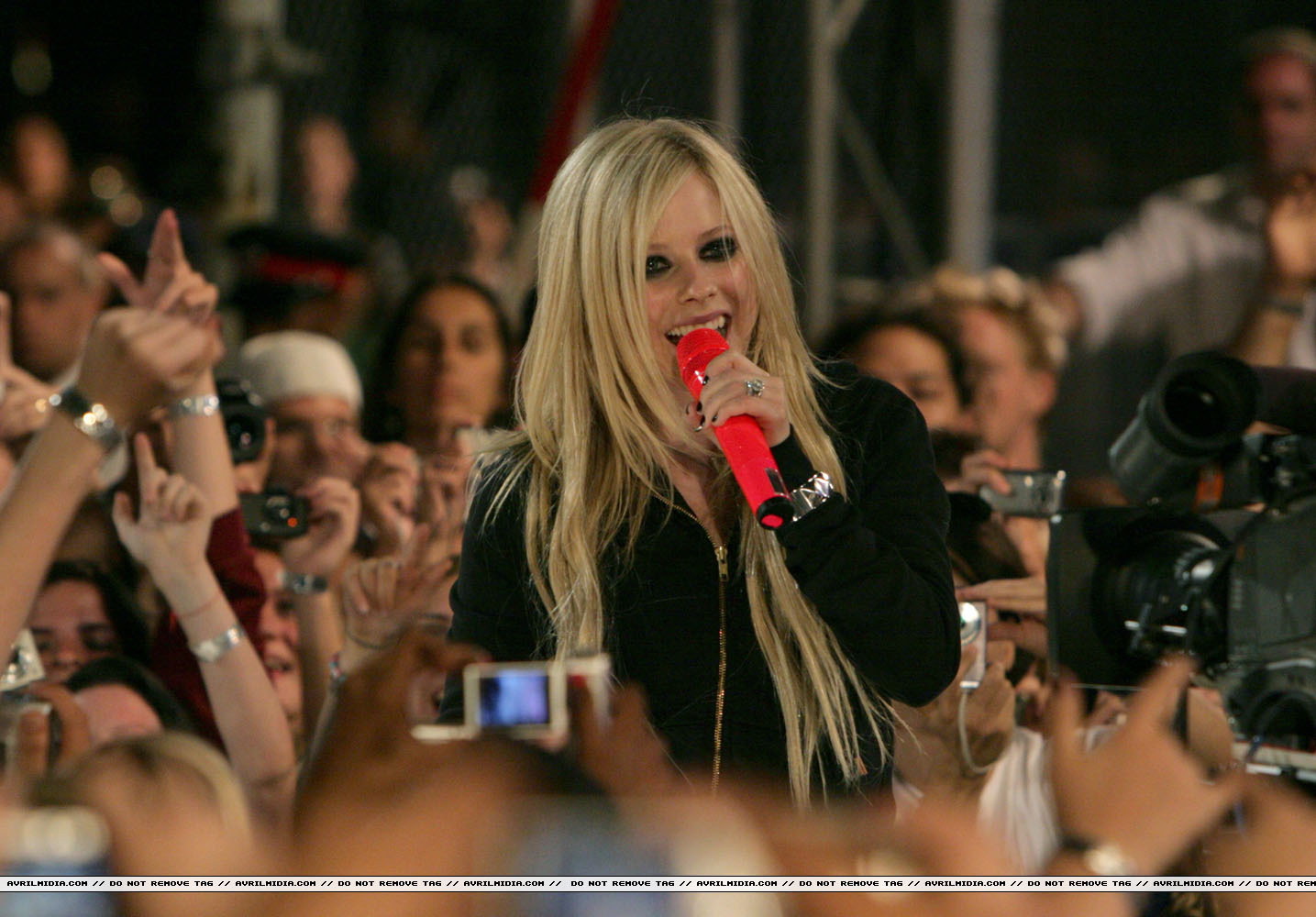 avrillavigne-2007muchmusicawardsshow17jun-07tc.jpg