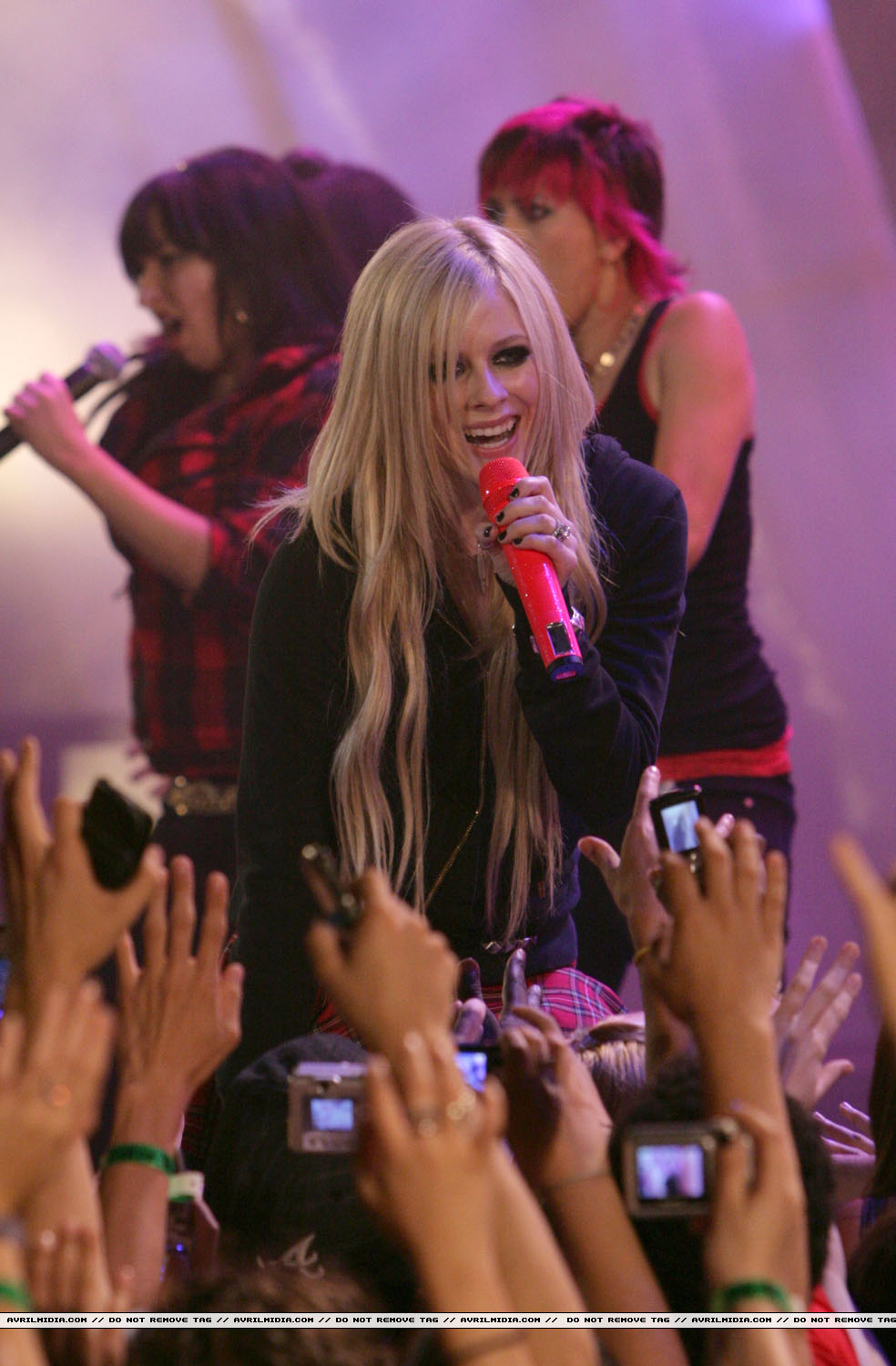 avrillavigne-2007muchmusicawardsshow17jun-18tc.jpg