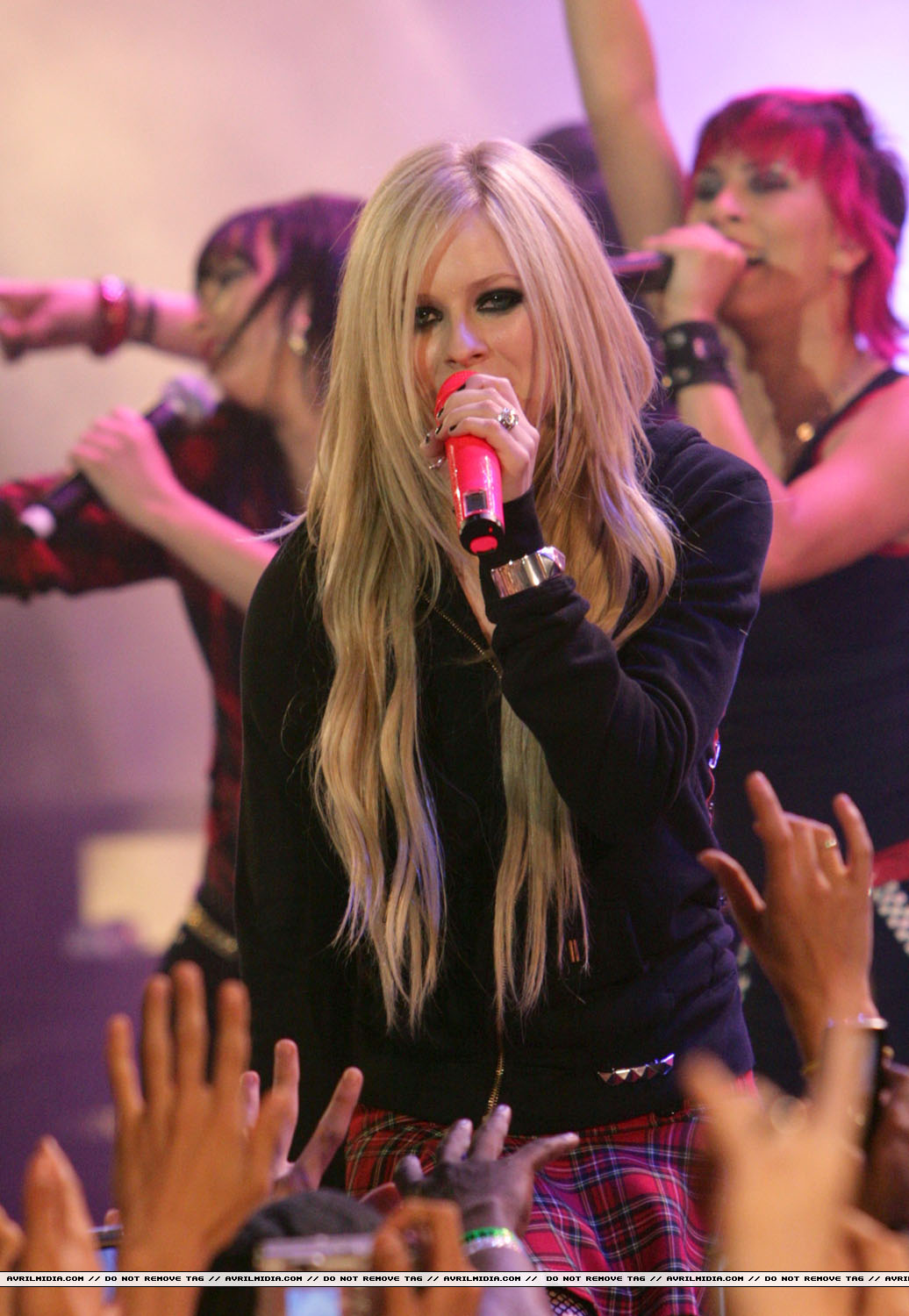 avrillavigne-2007muchmusicawardsshow17jun-19tc.jpg