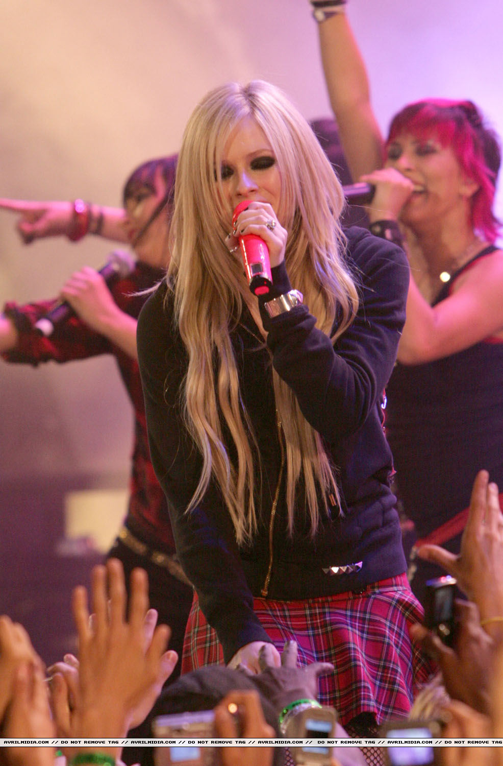 avrillavigne-2007muchmusicawardsshow17jun-20tc.jpg