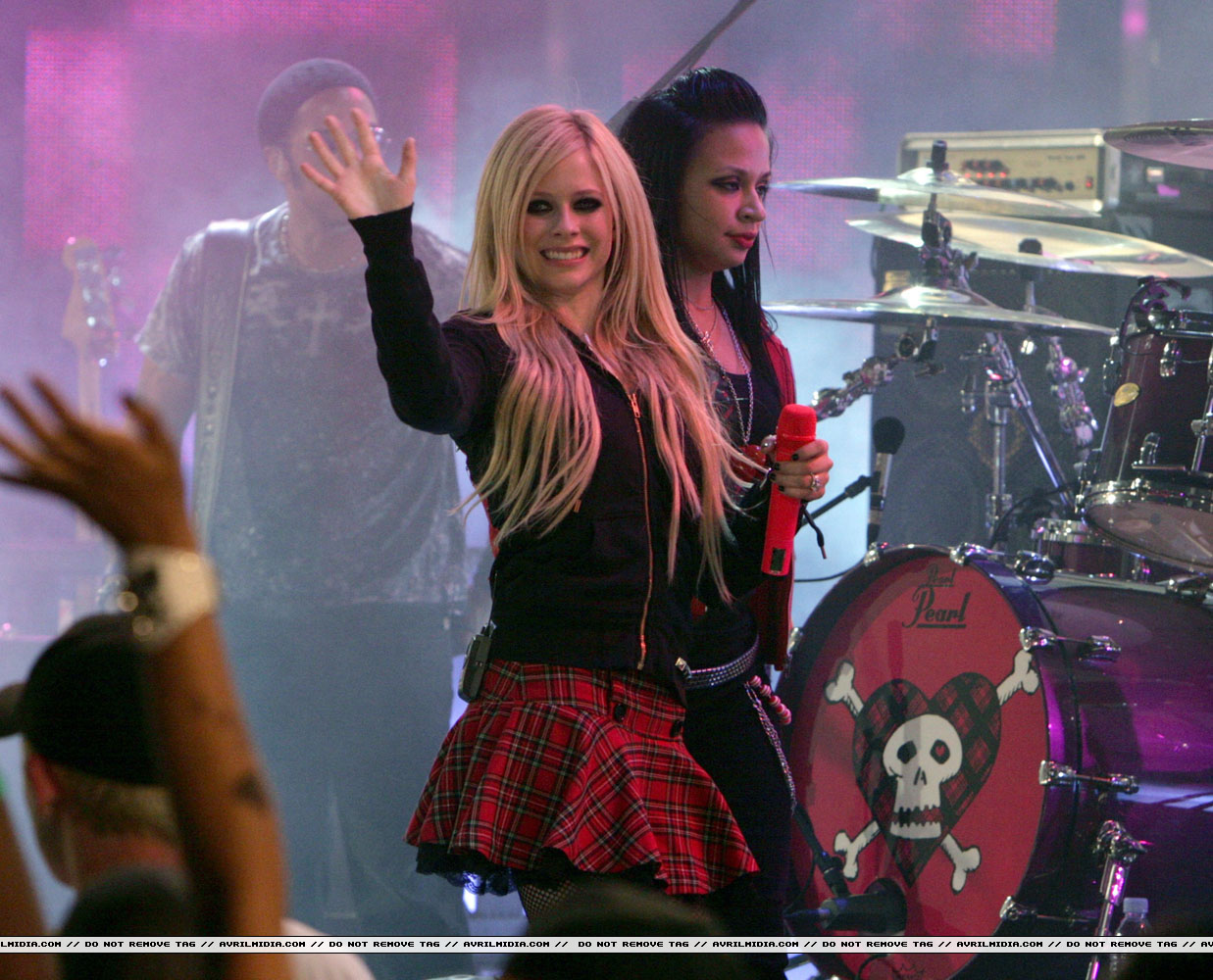 avrillavigne-2007muchmusicawardsshow17jun-24tc.jpg