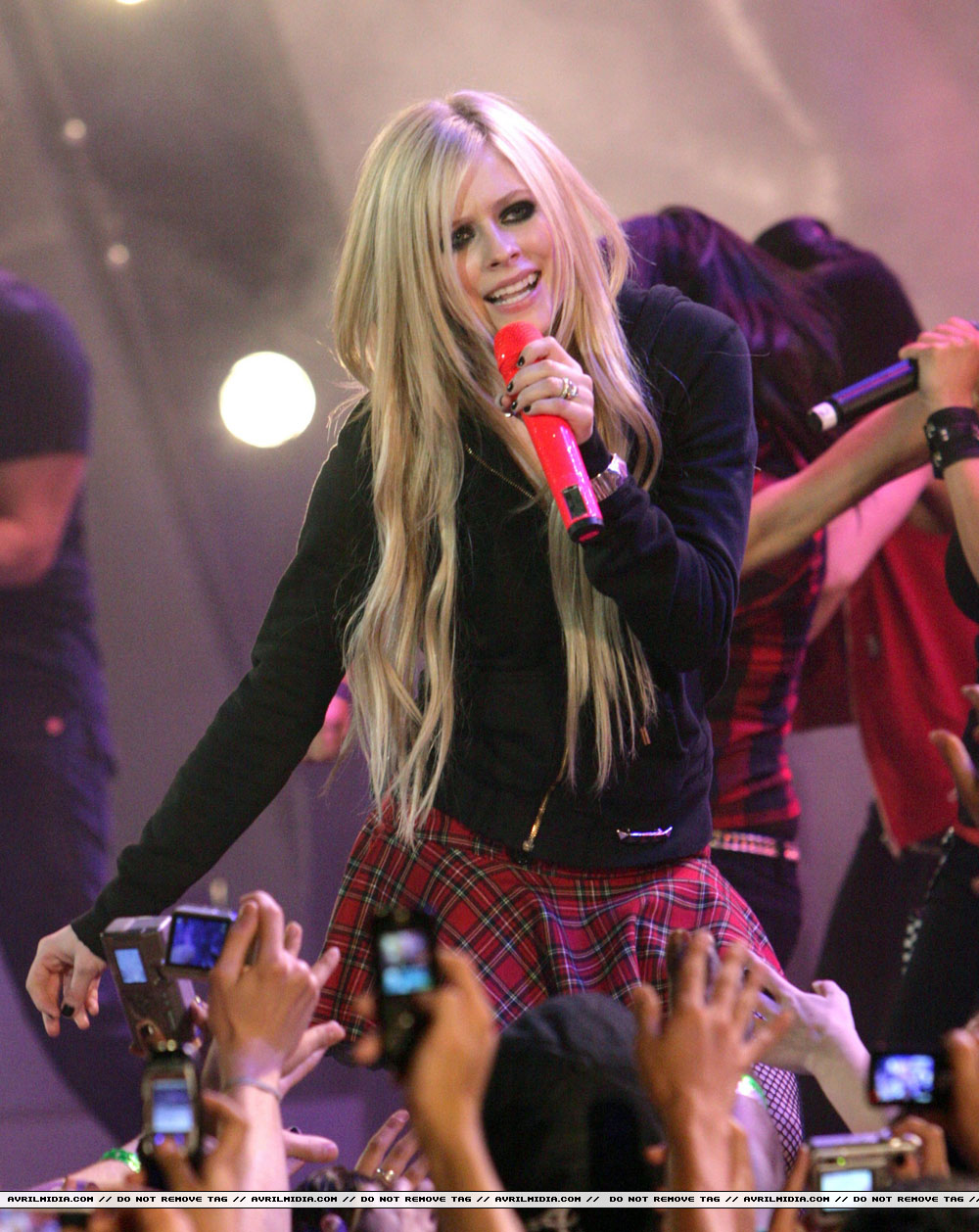 avrillavigne-2007muchmusicawardsshow17jun-32tc.jpg