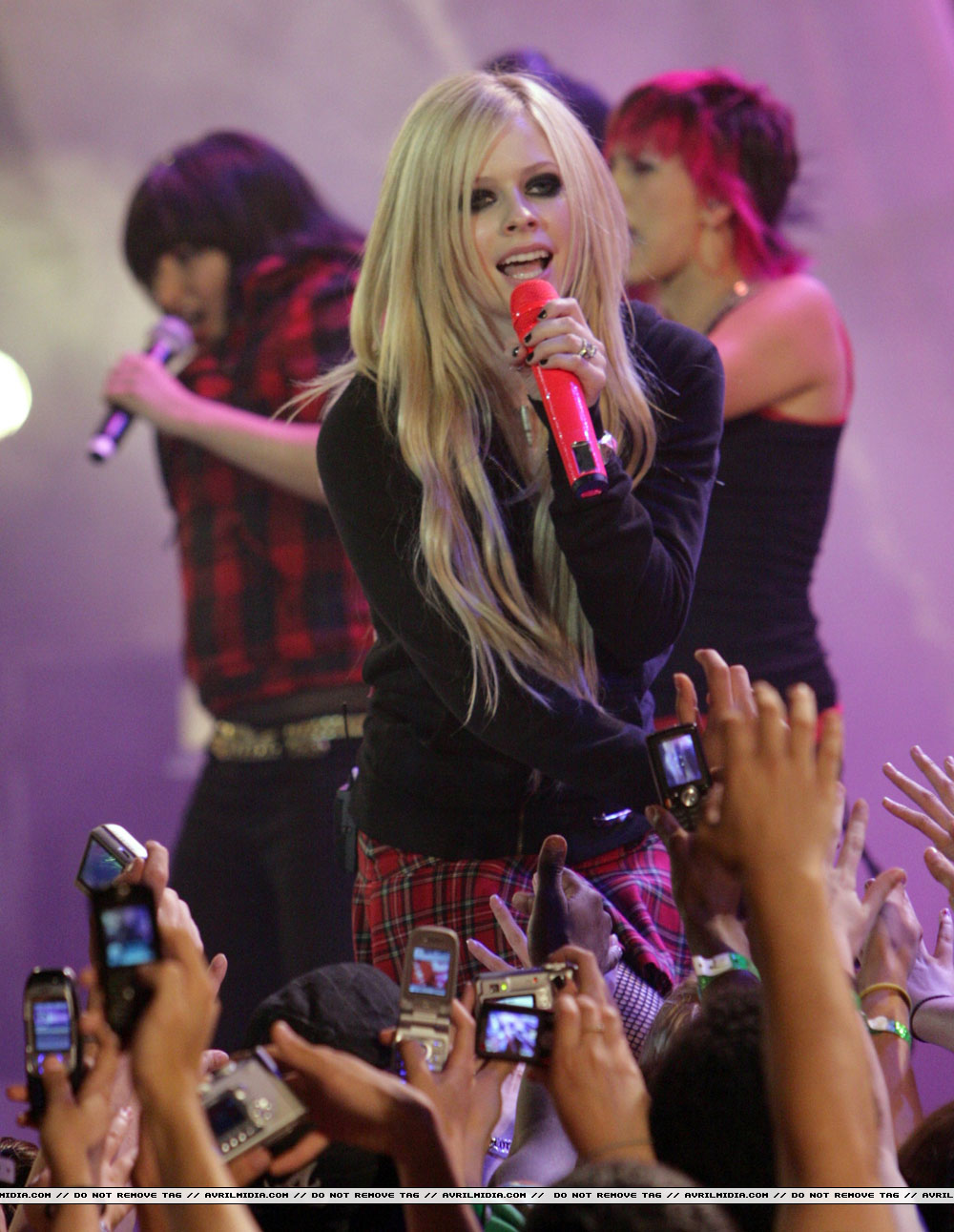 avrillavigne-2007muchmusicawardsshow17jun-34tc.jpg