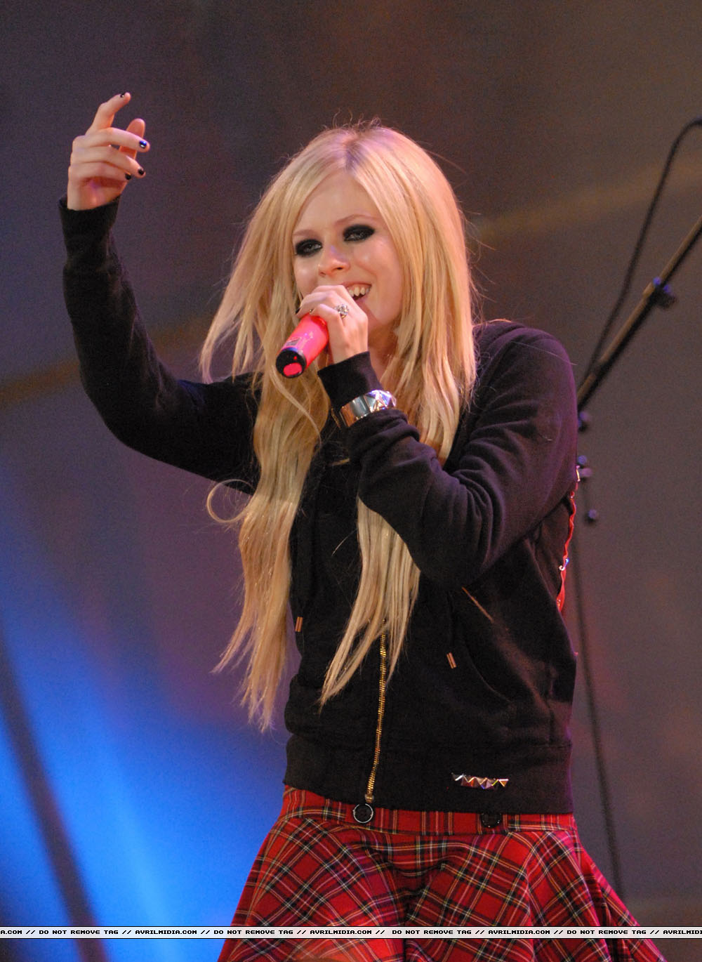 avrillavigne-2007muchmusicawardsshow17jun-59tc.jpg