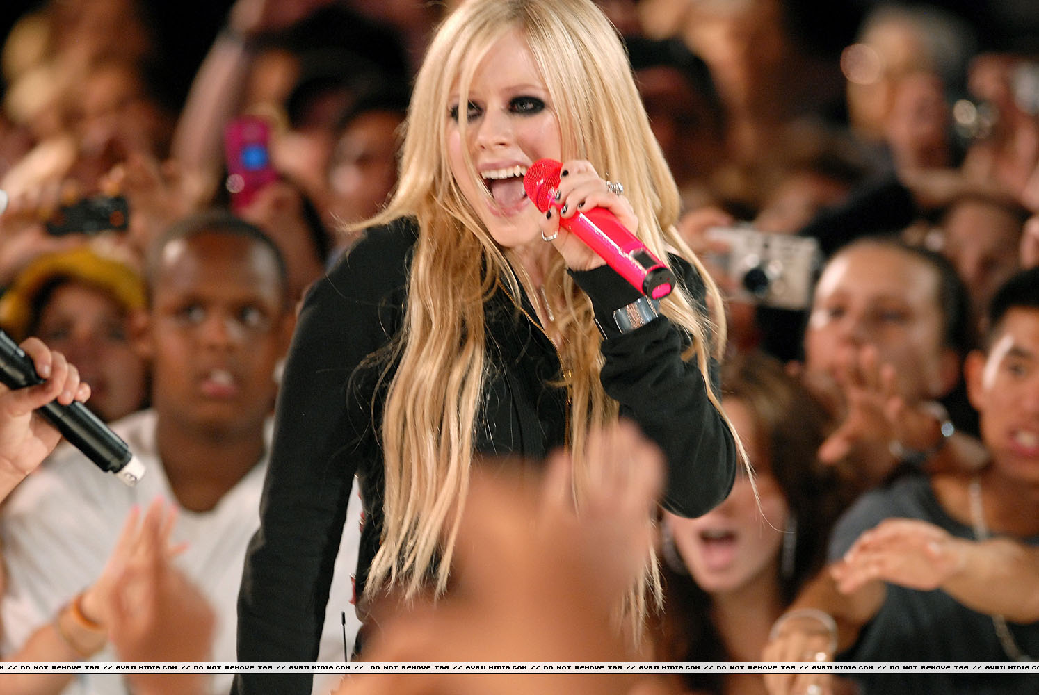 avrillavigne-2007muchmusicawardsshow17jun-68tc.jpg