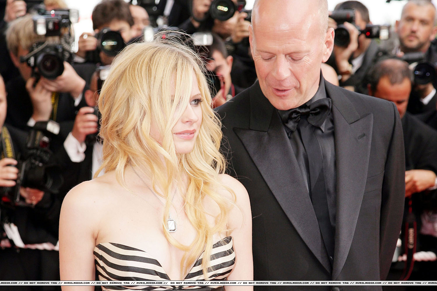 avrillavigne-2009overthehedgecannes21may-003tc.jpg