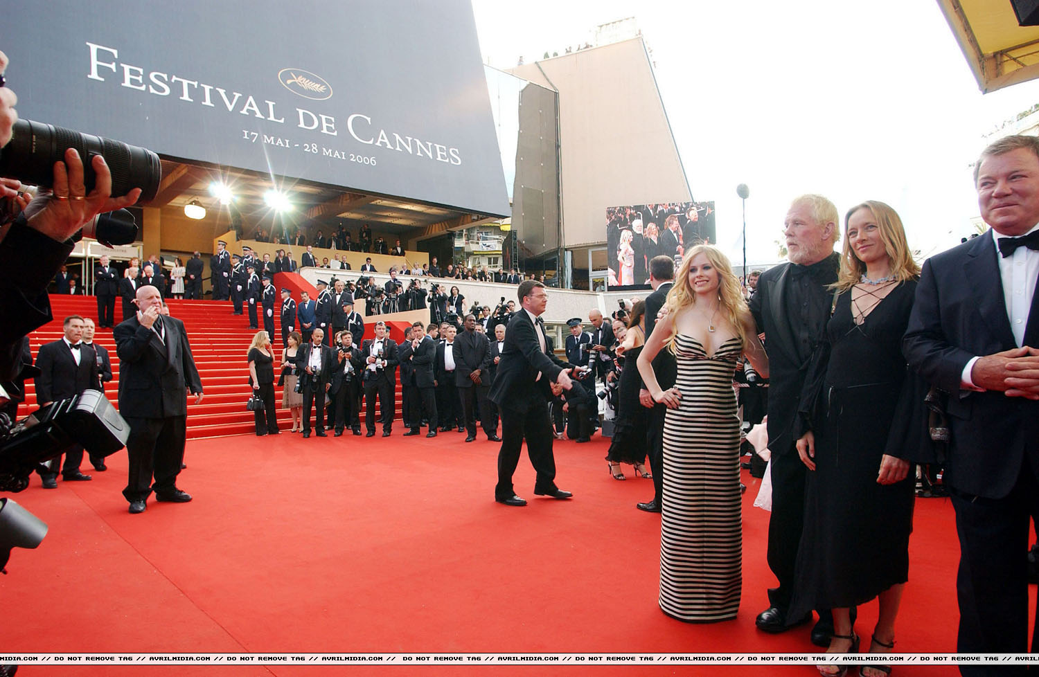 avrillavigne-2009overthehedgecannes21may-014tc.jpg