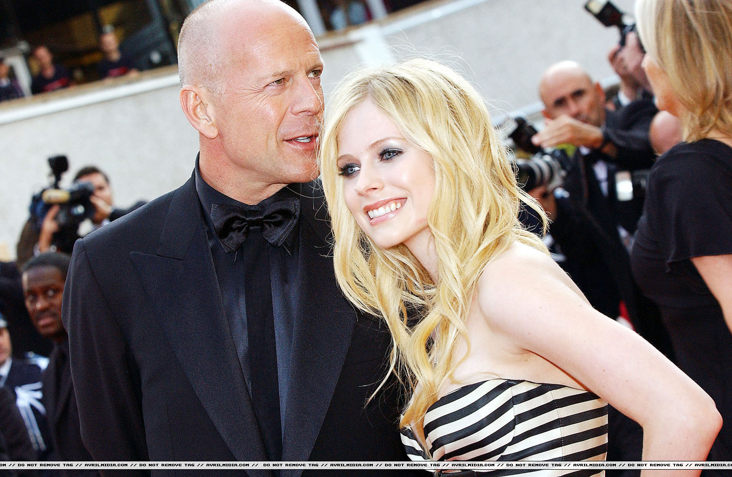 avrillavigne-2009overthehedgecannes21may-017tc.jpg