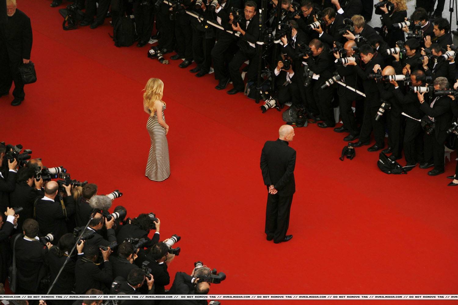 avrillavigne-2009overthehedgecannes21may-047tc.jpg