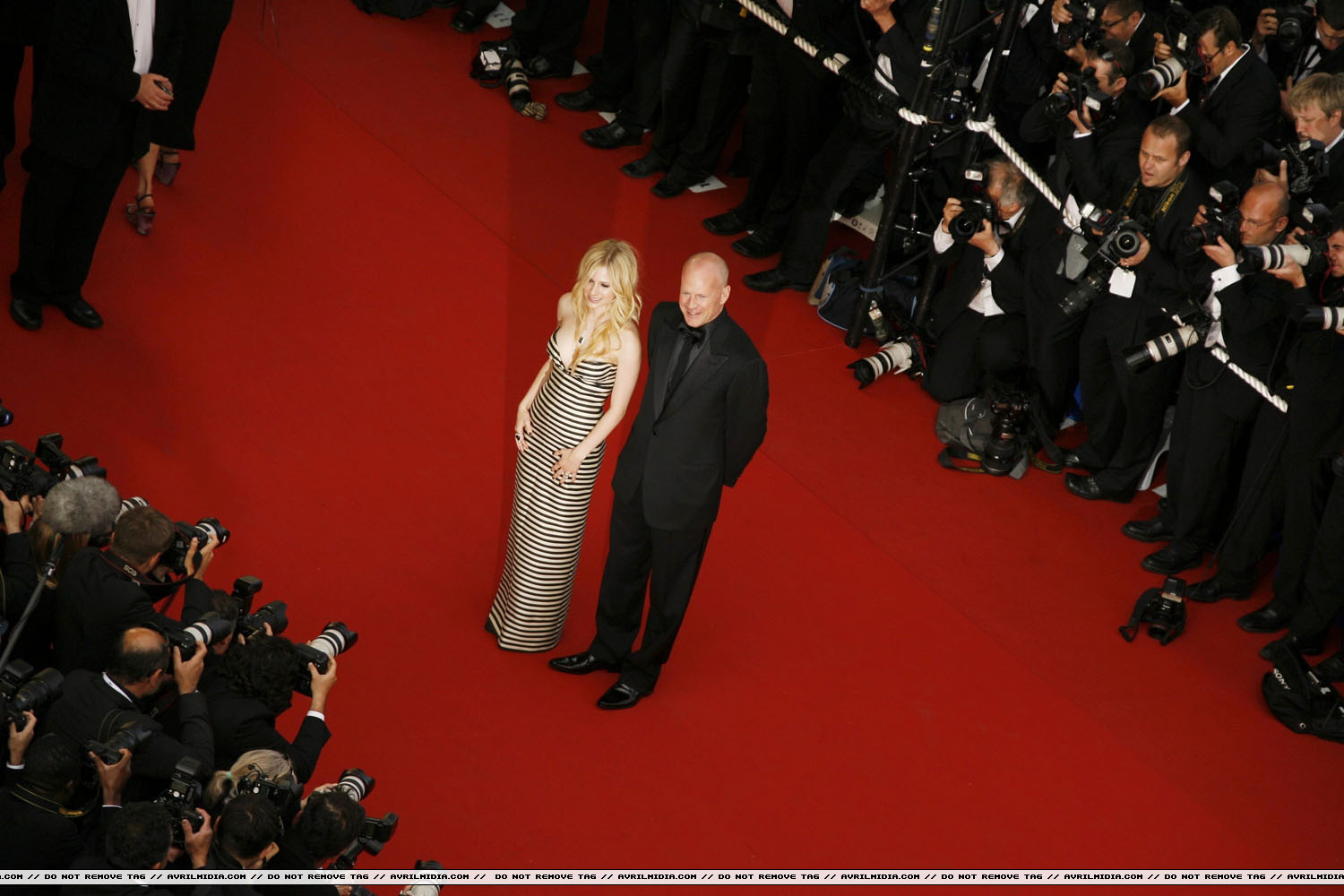 avrillavigne-2009overthehedgecannes21may-048tc.jpg