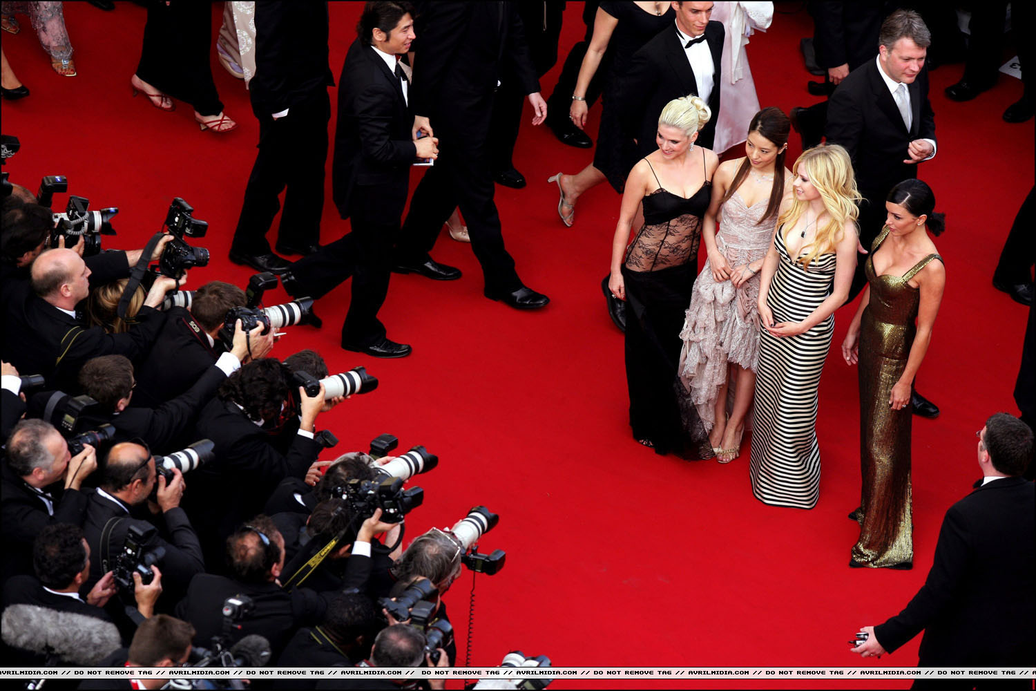 avrillavigne-2009overthehedgecannes21may-054tc.jpg