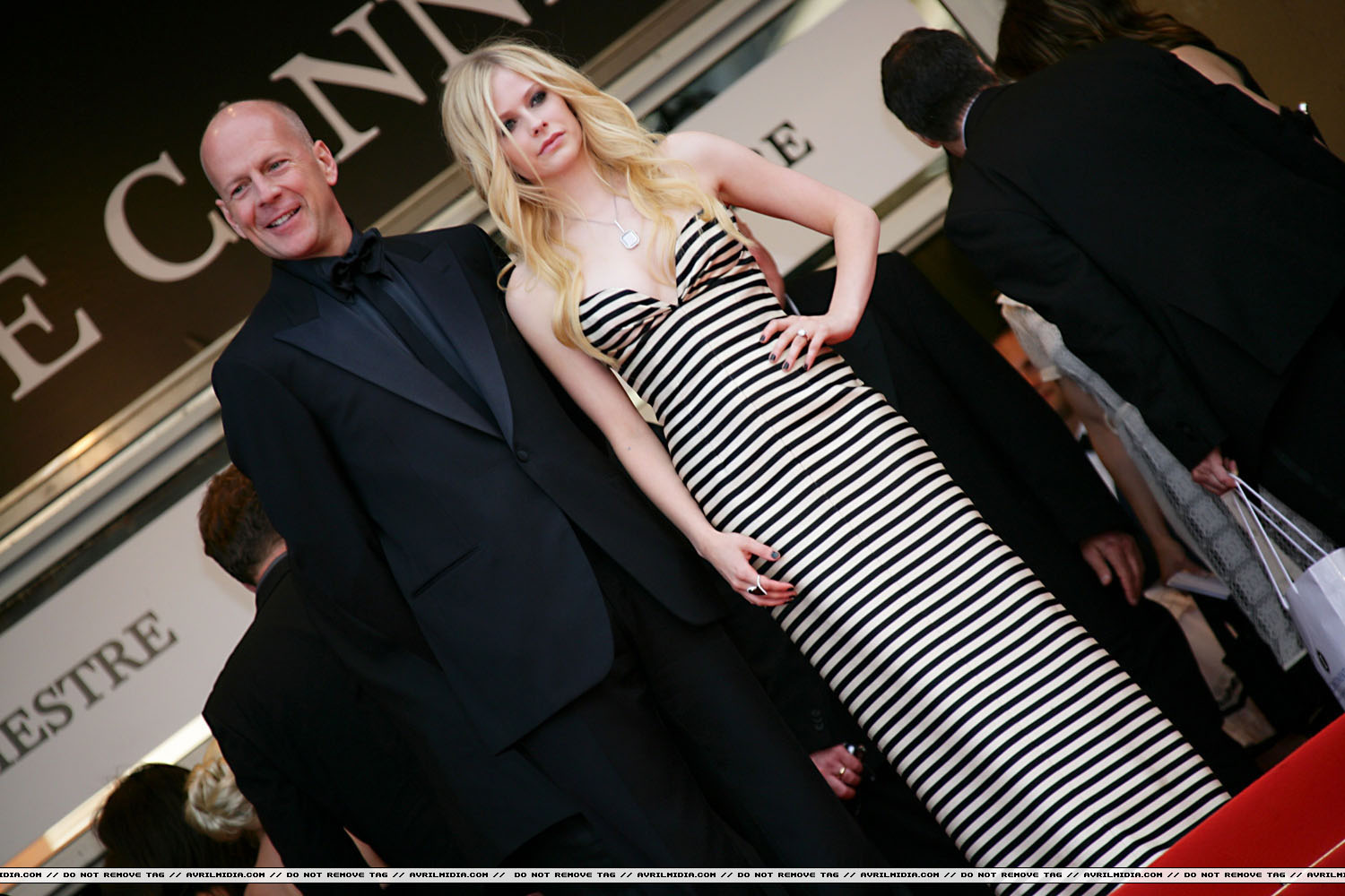 avrillavigne-2009overthehedgecannes21may-066tc.jpg