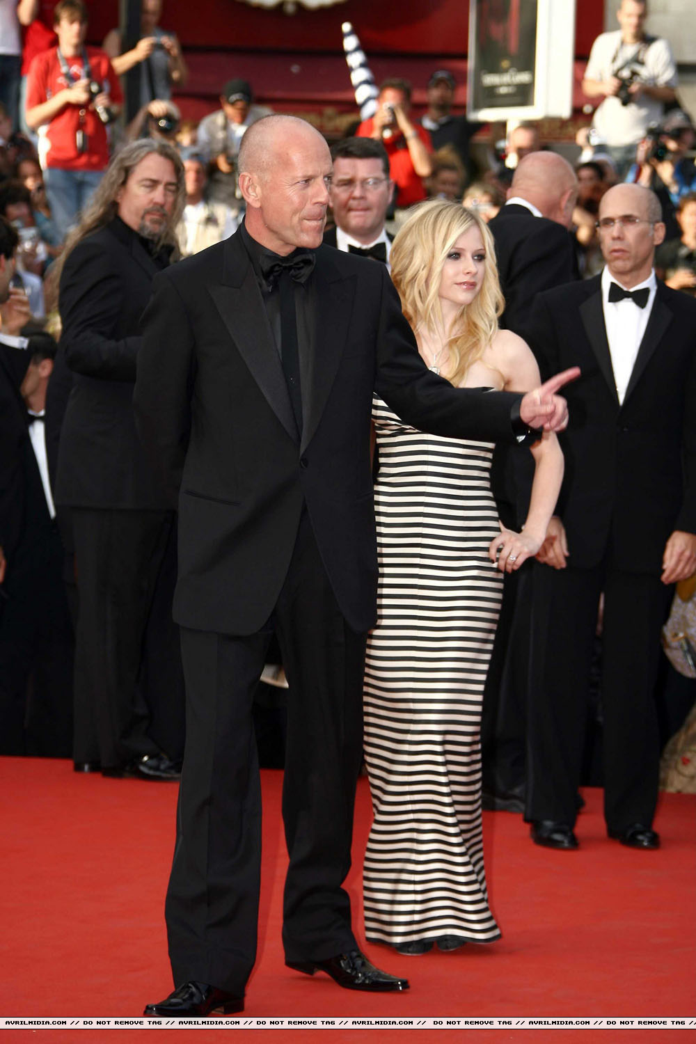 avrillavigne-2009overthehedgecannes21may-081tc.jpg