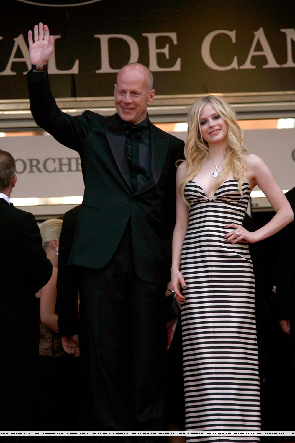 avrillavigne-2009overthehedgecannes21may-087tc.jpg