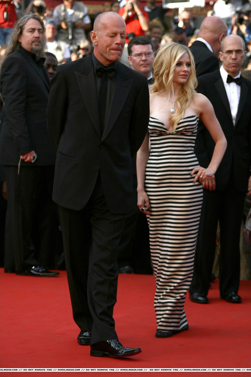 avrillavigne-2009overthehedgecannes21may-088tc.jpg