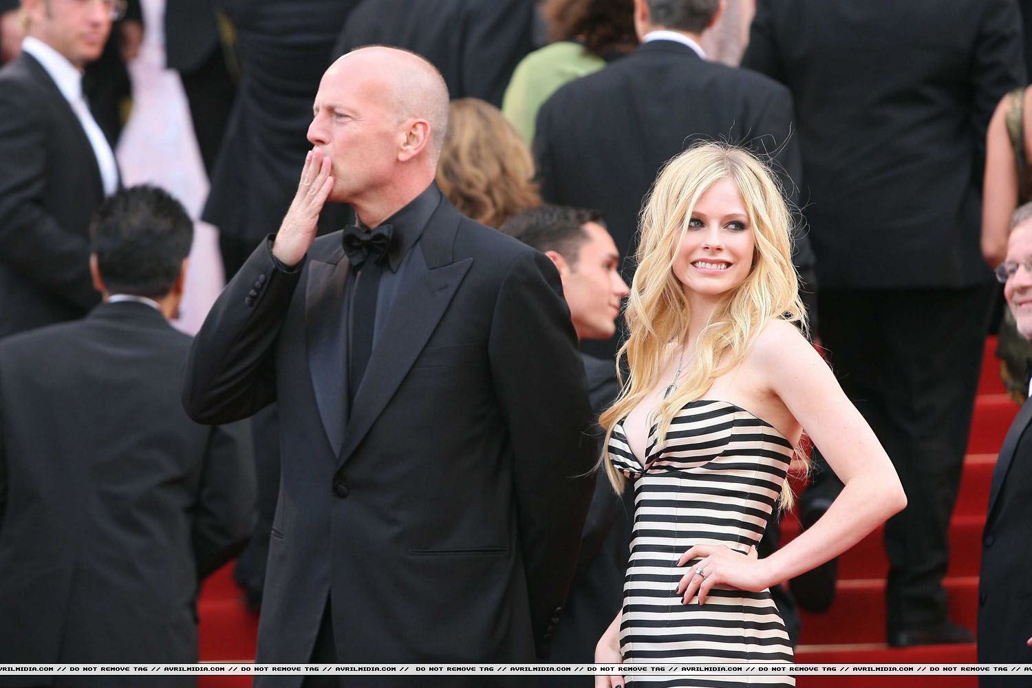 avrillavigne-2009overthehedgecannes21may-100tc.jpg