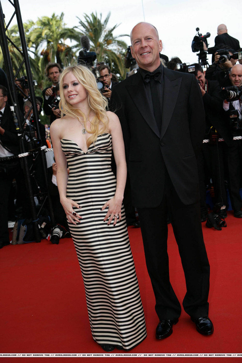 avrillavigne-2009overthehedgecannes21may-106tc.jpg