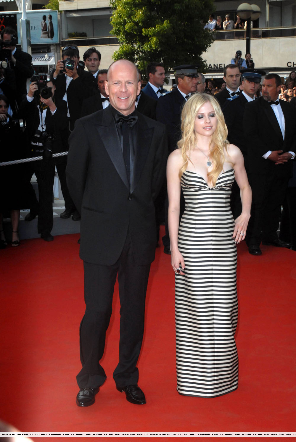 avrillavigne-2009overthehedgecannes21may-142tc.jpg