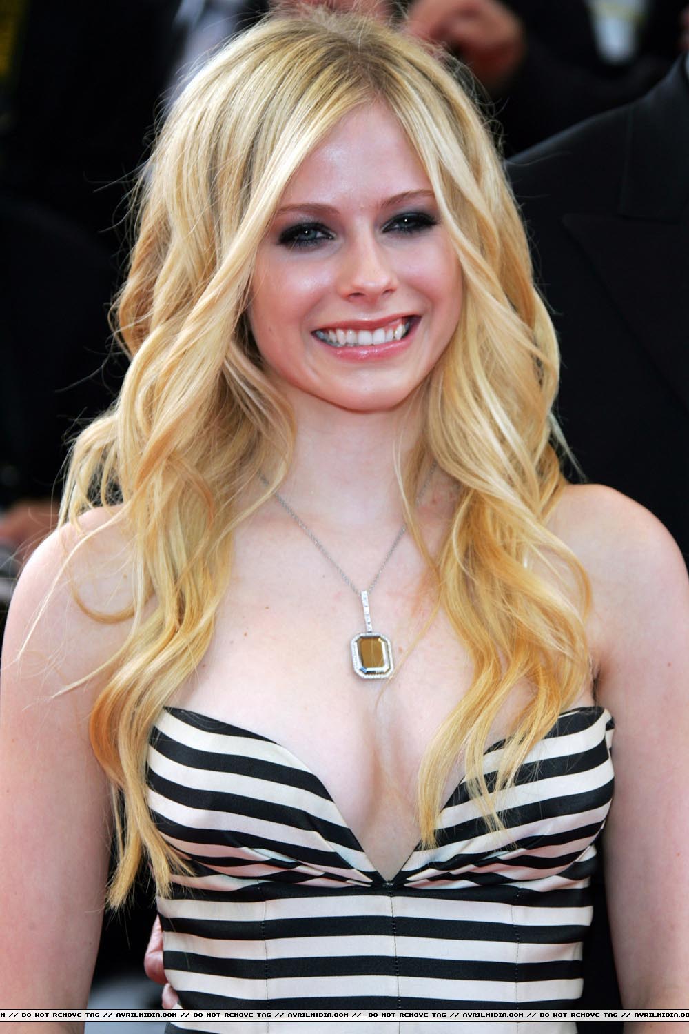 avrillavigne-2009overthehedgecannes21may-159tc.jpg